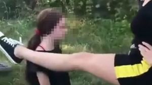 Cazul fetei agresate din Târgu Jiu ia amploare! Ce mesaje postau agresorii în mediul online! „Pistol de pistol… mă duc și-i împușc pe toți”