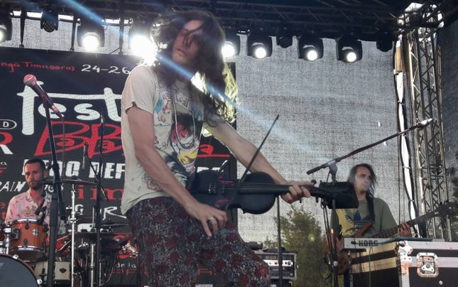 Andrei, fiul lui Mircea Dinescu, sare în apărarea maneliştilor. „Ei sunt adevăratele staruri! Dacă aş fi Salam, m-aş duce la Haga”