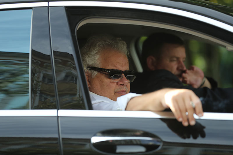 Jean Valvis poartă, în acelaşi timp, ochelari de soare şi de vedere