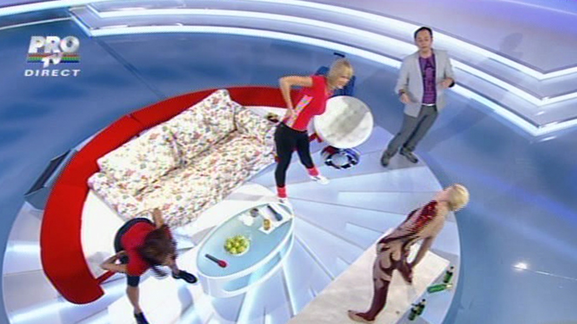 Anca Turcasiu si Roxana Ciuhulescu au luat lectii de la cea mai flexibila femeie din lume! Uite-le cum se contorsioneaza