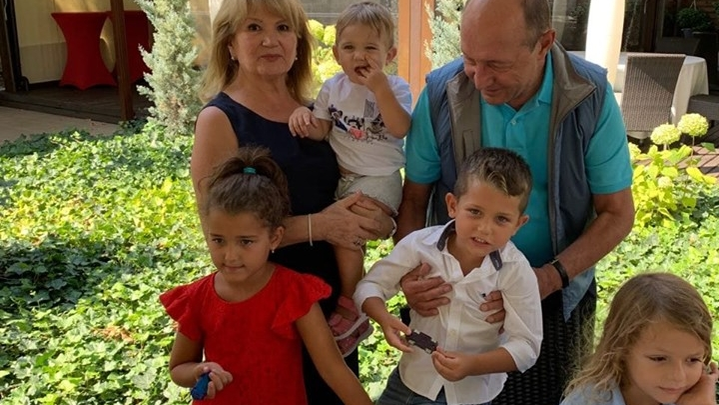Traian Băsescu este cel mai fericit bunic. Absolut toți nepoții sunt niște bomboane de copii FOTO