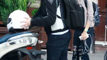 Imagini exclusive. Nu vei ghici cine se ”ascunde” sub cască! Vă dăm doar un indiciu: e vedetă PROTV…