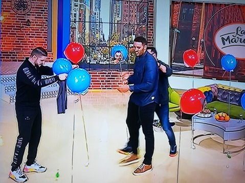 Imagini demențiale cu Benny Adegbuyi! E legat la ochi și sparge baloane cu chipul lui Badr Hari