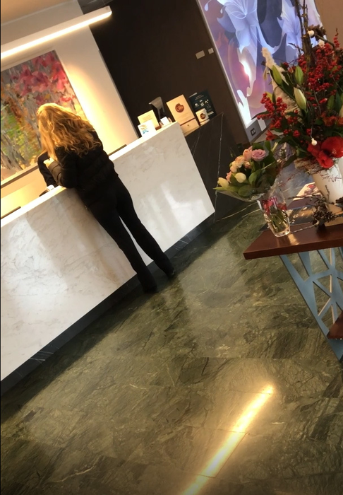 Irezistibila "Creaţa" plăteşte camera la hotel