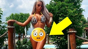 Ce vulgar! Loredana Chivu, cu bikini "decupați" în zona intimă