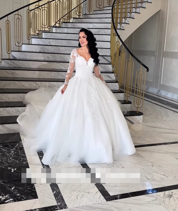 A făcut câteva ședințe foto în mai multe rochii de mireasă / (sursă: Instagram)