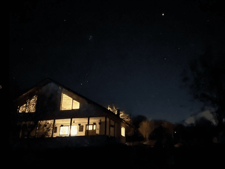 Cum arată casa de la „ţară” a Danei Nălbaru? Are prispă şi lămpi solare. FOTO