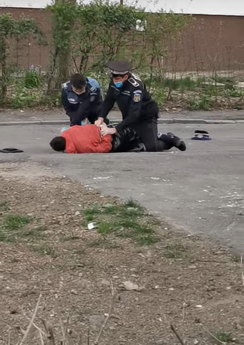 Un angajat al Primăriei Bacău a fost încătușat! Ce nereguli au descoperit polițiștii în declarația pe propria răspundere