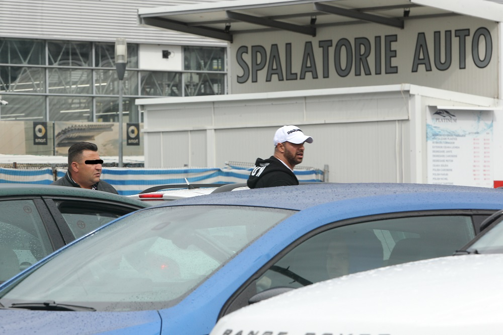 Alex Bodi s-a întânit cu un bărbat, căruia i-a dat un pachet