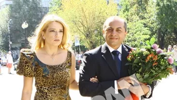 Imagini exclusive de la Starea Civila! EBA si sora ei, elegante in lila! Vezi aici ce tinute au purtat soacrele, nasa si toate celelalte invitate!