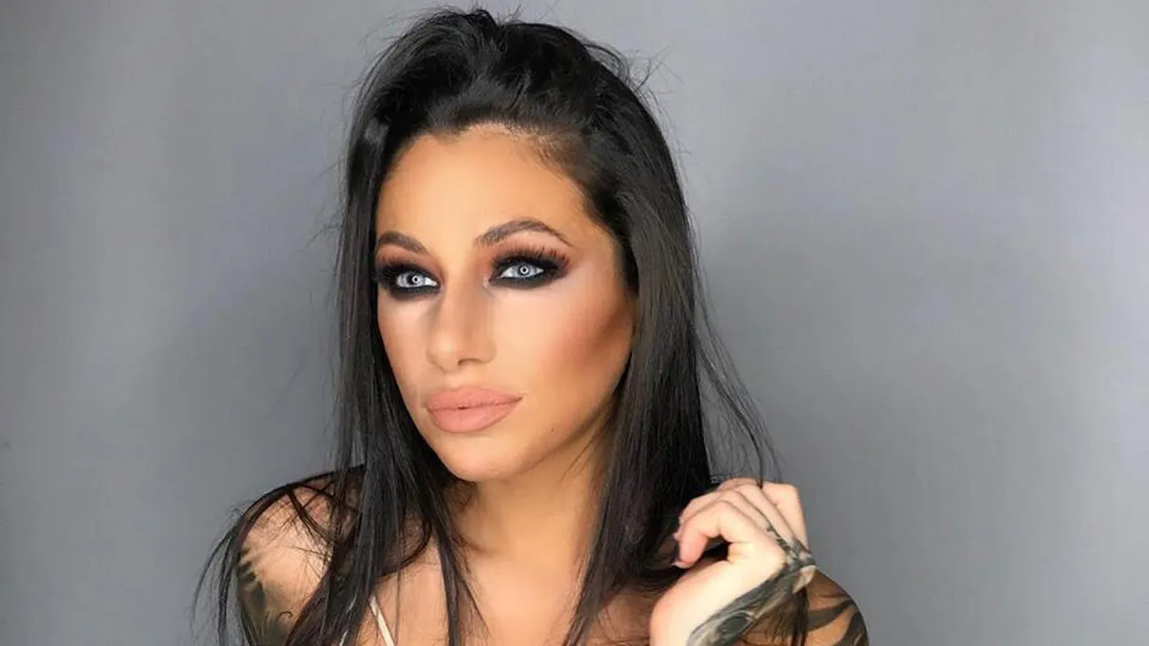 Roxana Vancea „şi-a tunat” faţa! Cum arată acum bomba-sexy, după ce a fost pe mâinile esteticianului