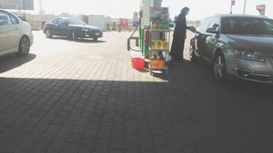Aparitia care a uimit pe toata lumea! Vezi de ce s-au inchinat toti cand au vazut cine alimenteaza bolidul de zeci de mii de euro