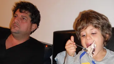 Tavi Colen incearca sa impace si capra si varza dar... Iubita lui sta bosumflata pe banca in timp ce el se hrajoneste cu fiul sau!