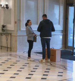 Proaspeții însurăței se pregătesc să plece de la Marriott