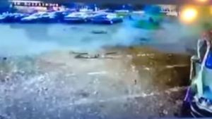 Imagini video cu explozia mașinii de la supermarketul din Arad. Atac terorist? Ce spune SRI
