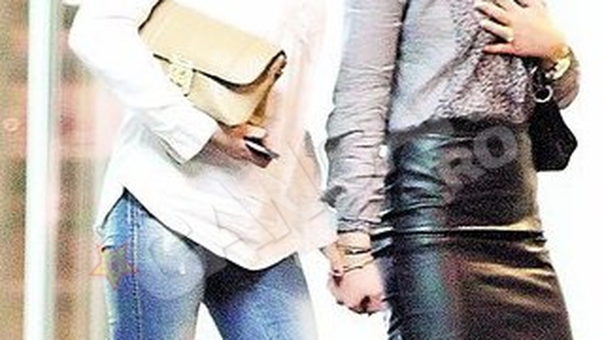 Adina Barbu, scene incitante in parcarea unui mall. Extrem de tandra cu prietenele ei