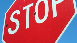 Si-a varsat frustrarea cu noua focuri de arma! Un barbat a tras intr-un indicator rutier!