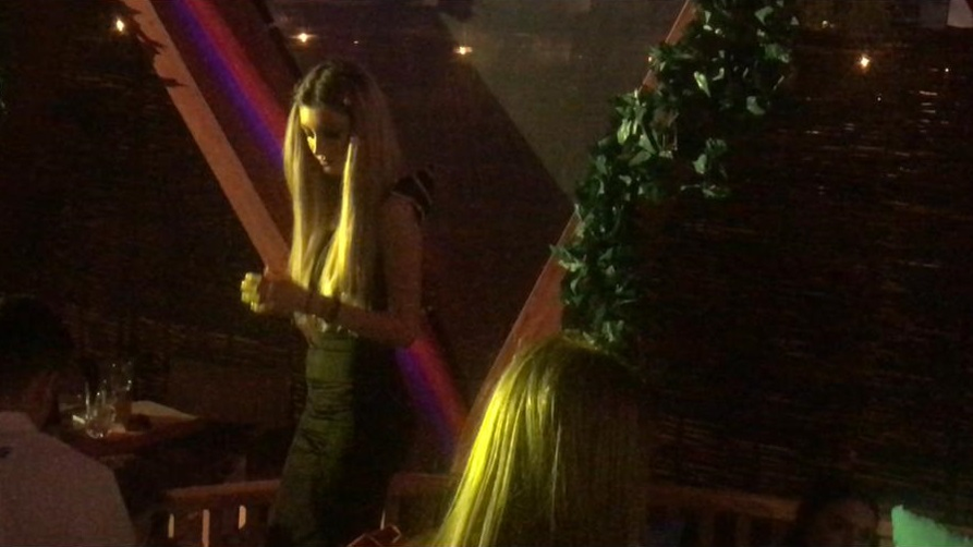 Sora Andreei Tonciu a dansat pe masă la Nuba Mamaia după ce a luat Bac-ul