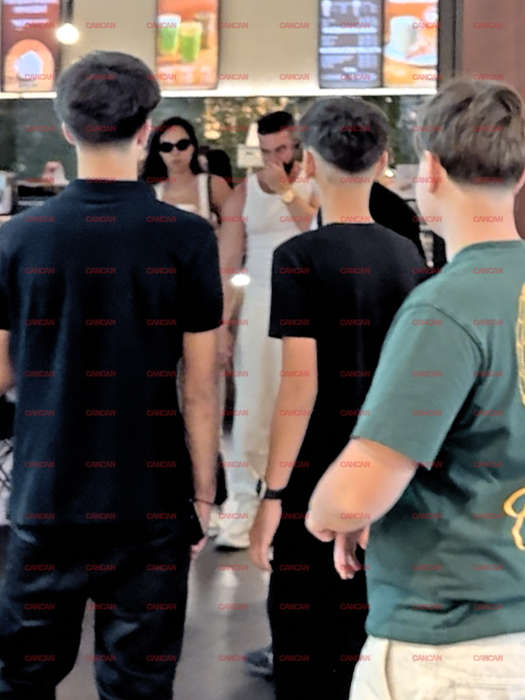Dorian Popa s-a pozat cu fanii la mall
