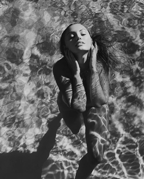 Imaginile momentului în showbiz-ul din România! Alexandra Stan, fotografiată goală pușcă în piscină
