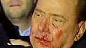 Si-a inscenat Berlusconi atacul?