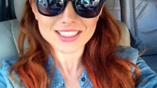 Elena Gheorghe s-a saturat sa fie blonda si a trecut la o culoare "japoneza". Iti place cum ii sta cu noul look?