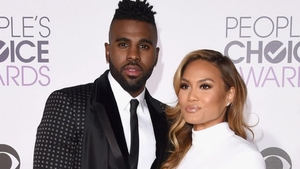 Iubita lui Jason Derulo a aparut aproape dezbracata la un eveniment
