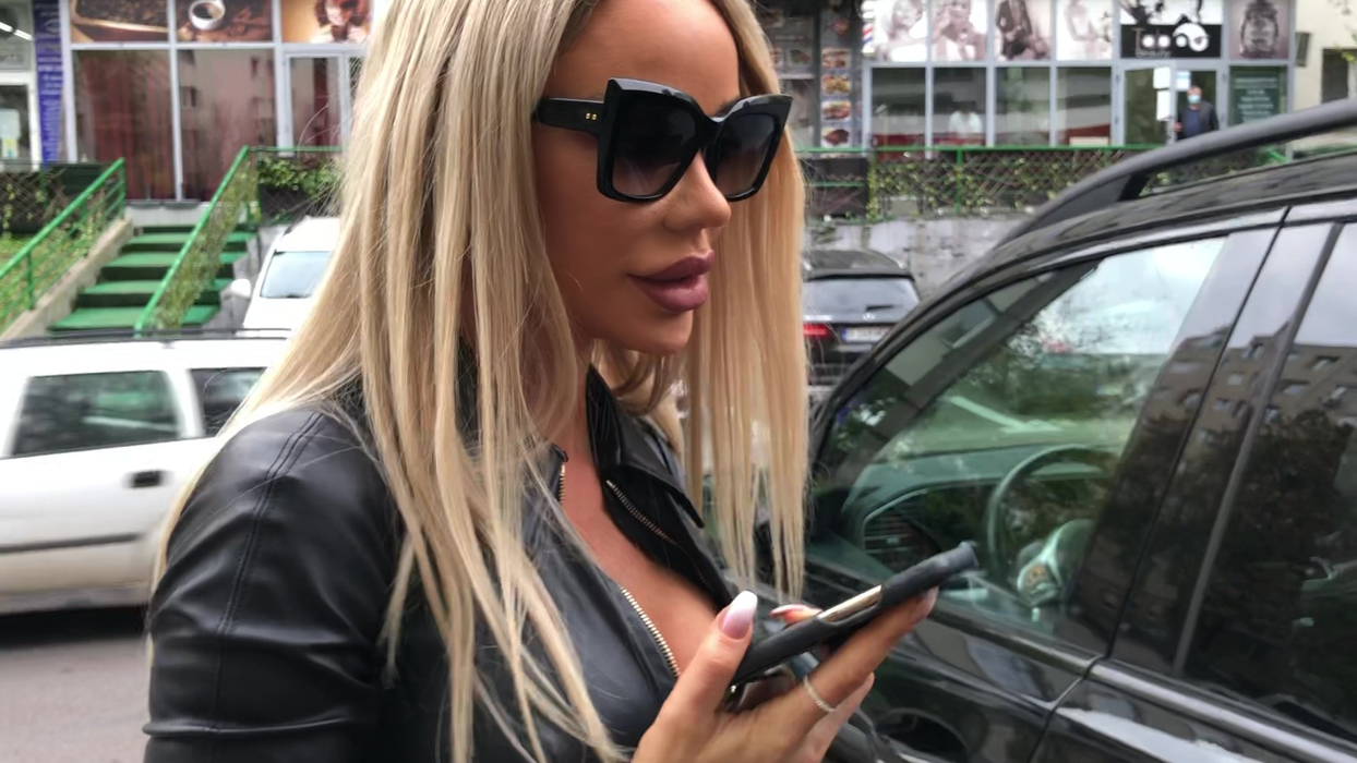 În timp ce musculosul era dus în cătușe la tribunal, blonda se pregătea de o vacanță în Dubai
