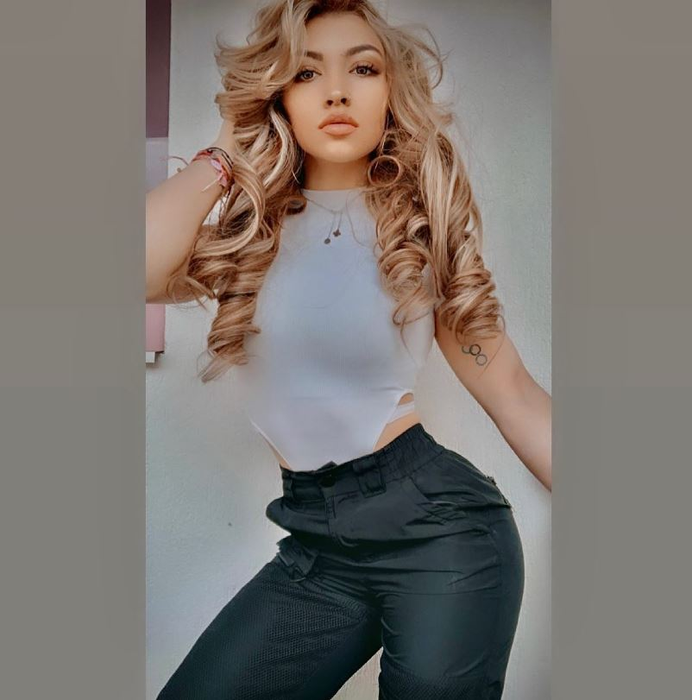 Cine e Mihaela Cambei, tânăra care a luat argint la Jocurile Olimpice. E de o frumusţe răpitoare