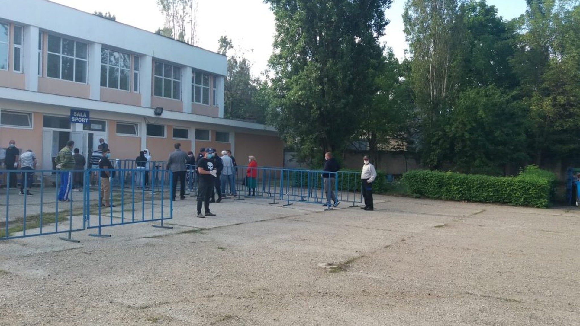 FOTO | Situație incredibilă la Craiova! Au venit să ridice ajutoarele sociale cu bolidul sau cu taxiul! 