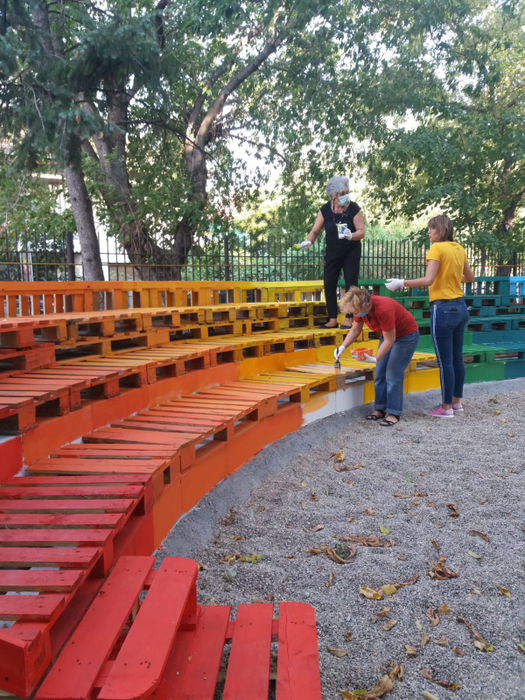 Amfiteatrul a fost construit din paleți