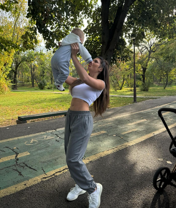 Gianina Crișan, alături de fiul ei și al lui Pescobar/ Sursa foto: Instagram