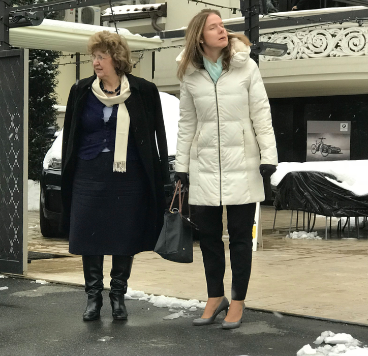 Christina Verchere și Mariana Gheorghe au fost lăsate să aștepte în frig, după ce au luat masa la un restaurant