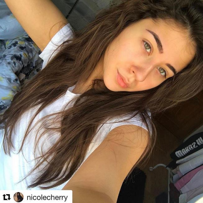 Nicole Cherry îi susţine campania Corinei
