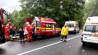 VIDEO. Accident cumplit la Poiana Țapului. Un autocar cu turiști francezi a izbit o mașină intrată pe contrasens, un om a murit