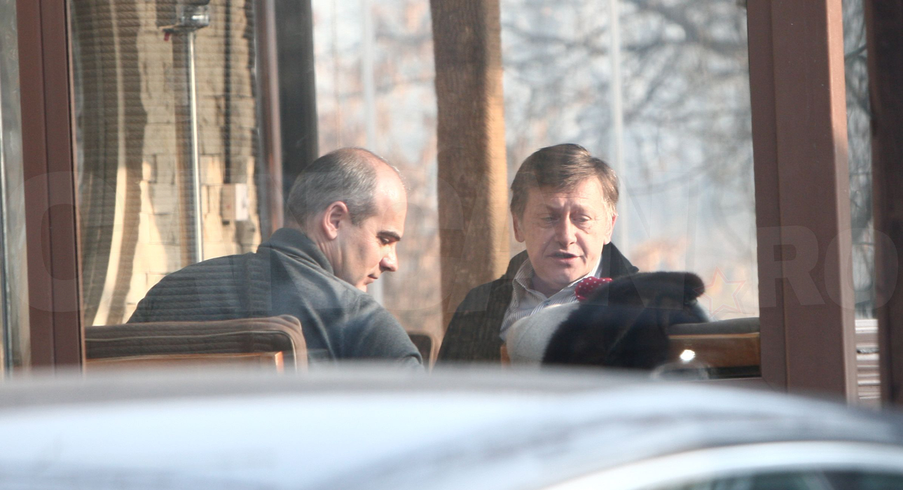 Pun la cale salvarea partidului după dezastrul din alegeri? Imagini exclusive! Cel mai apropiat jurnalist de preşedinte, întâlnire secretă cu ex-şeful PNL!