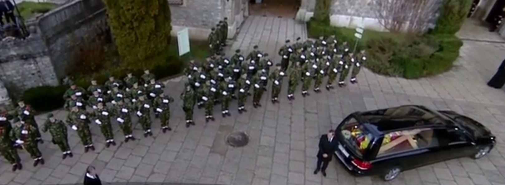 Cortegiul funerar a ajuns la Castelul Peleş