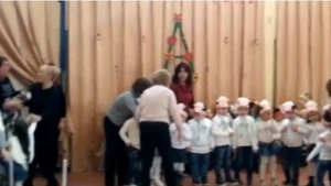 Două mame s-au luat la bătaie, în fața copiilor, la serbarea de Crăciun! VIDEO