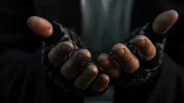 Cât câștigă pe zi un om care cerșește pe străzile din Bacău. O localnică avertizează: „Să vă gândiți de 2 ori înainte de a le oferi un ajutor ”