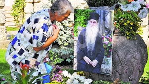 Pelerinaj la mormantul parintelui duhovnic Arsenie Papacioc! Face minuni si dupa moarte