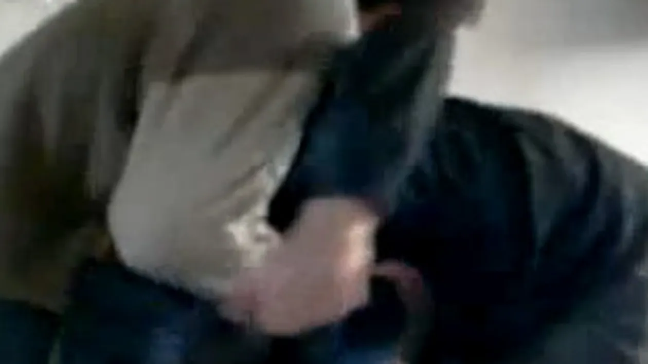 VIDEO Doi barbati se snopesc in bataie din cauza unei intrebari simple: Cate picioare au 8 oi?- Ce crezi ca au raspuns?