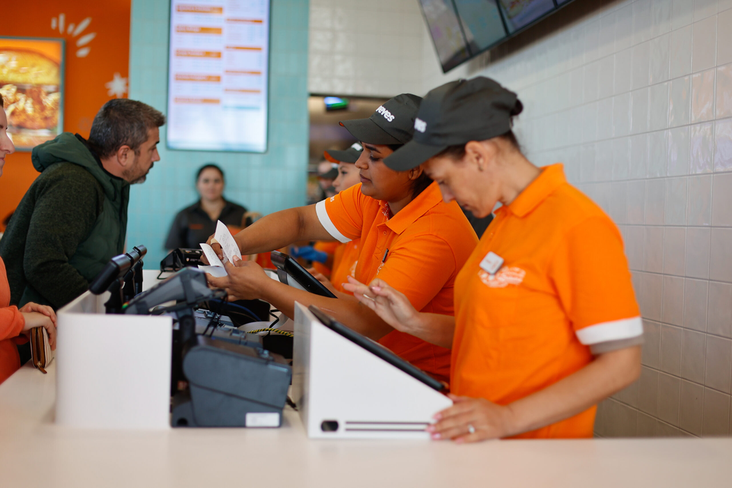 Popeyes România deschide primul restaurant de tip Drive-Thru din țară