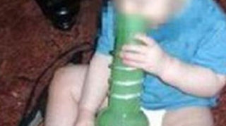 O fetita de 11 luni fumeaza narghilea in care se prepara drogurile