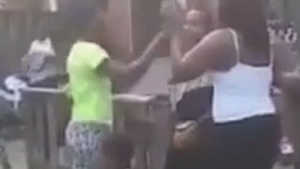 Momentul şocant în care o mamă îşi scapă bebeluşul pe asfalt ca să se bată cu o altă femeie! Imaginile care au creat revoltă