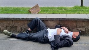 Ce au putut să facă trei tineri din Ferentari unui bărbat beat, căzut în stradă! Lumea a crezut că nu vede bine. FOTO EXCLUSIV