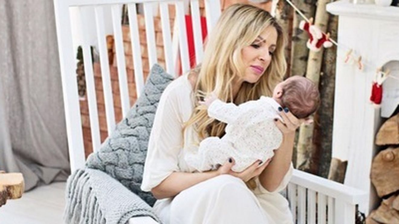 Andreea Bănică, pictorial emoţionant cu Noah! Este prima apariţie publică a băieţelului de 3 luni