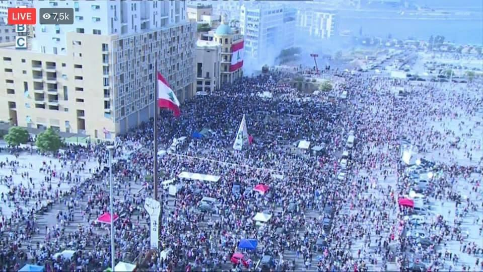 FOTO&VIDEO. Străzile din Beirut ard la propriu. Oamenii strigă „Revoluție, revoluție!” în timp ce autoritățile acționează cu gaz lacrimogen