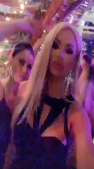 Bianca Drăgușanu și Alex Bodi, săruturi și atingeri fierbinți în public. Avem imaginile cu cei doi