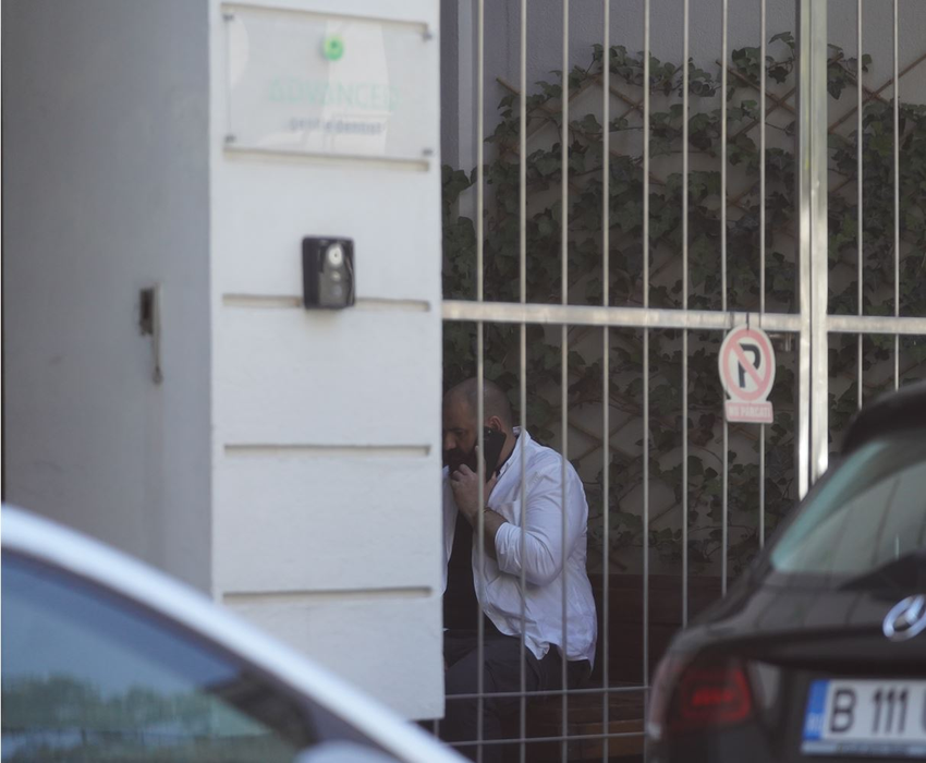 Adrian Hădean așteaptă să ia loc pe scaunul medicului stomatolog, dar are emoții și vorbește la telefon (Foto: CANCAN.RO)