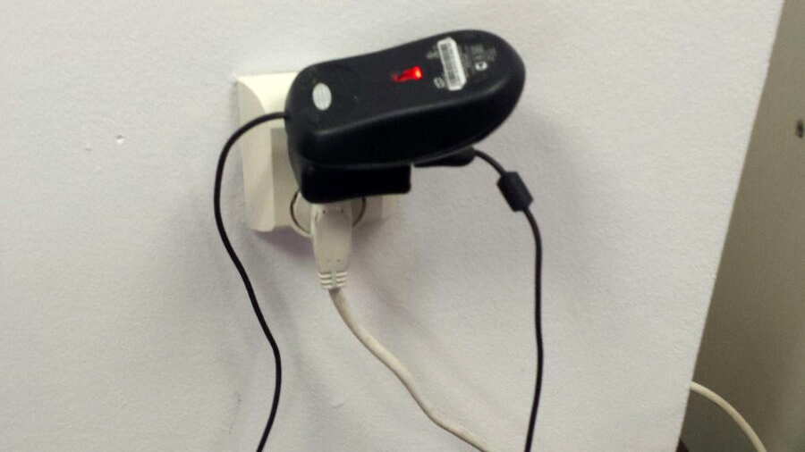 Un român a băgat mouse-ul în priză. Ce s-a întâmplat!